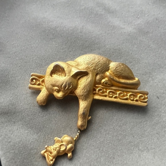 Gold Cat Brooch with Dangling Charm - Picture 5 of 6
